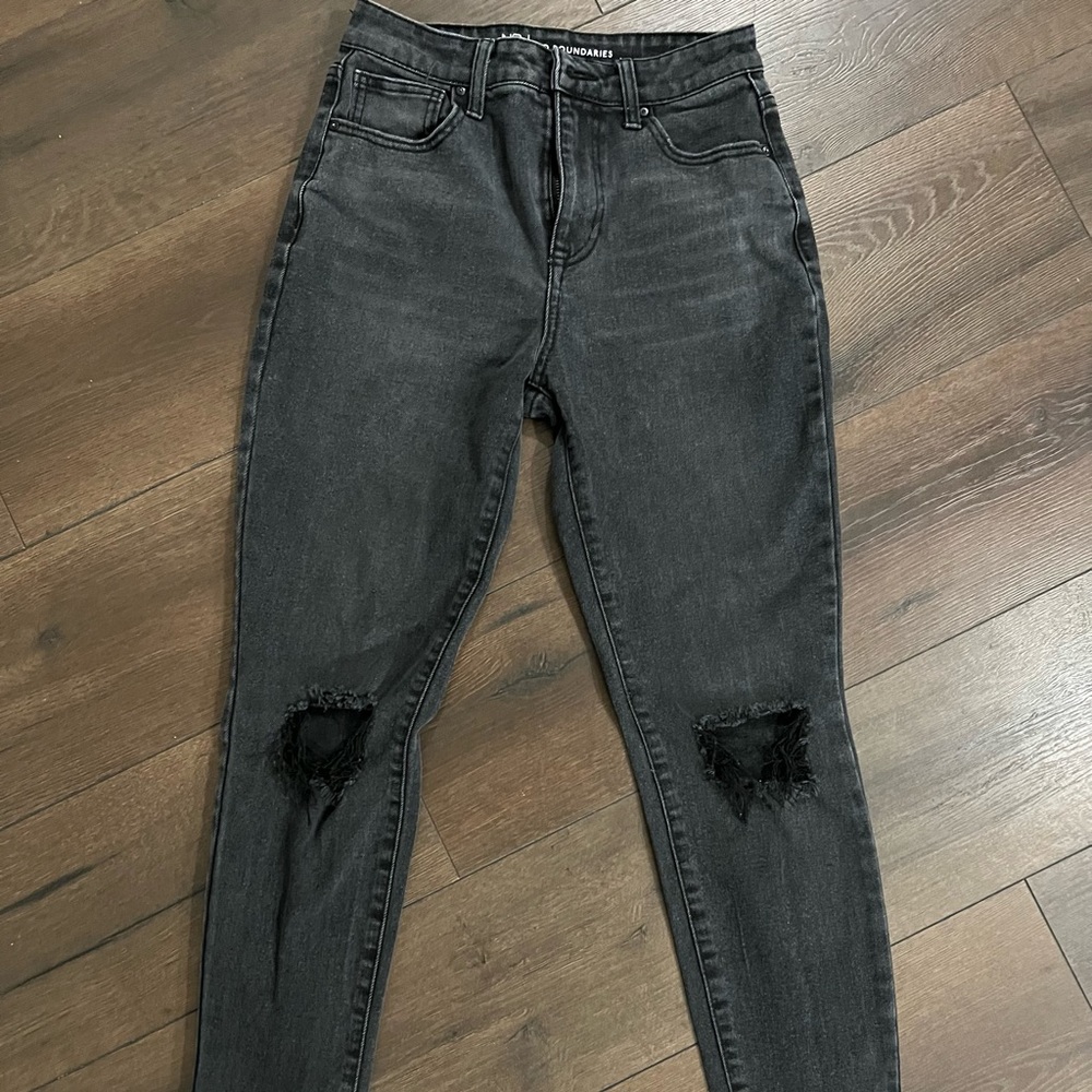 NO BOUNDARIES HIGH RISE MOM JEANS SIZE 5